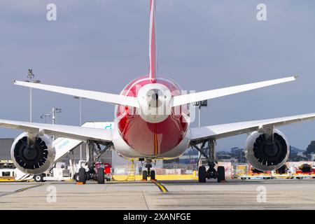 Vue abstraite de l'empennage de l'avion montrant l'extérieur de l'aéroport, les moteurs à réaction, le carburant d'aviation sur la zone de taxi de piste, l'aéroport de Tullamarine, Melbourne. Banque D'Images