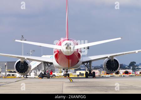 Vue abstraite de l'empennage de l'avion montrant l'extérieur de l'aéroport, les moteurs à réaction, le carburant d'aviation sur la zone de taxi de piste, l'aéroport de Tullamarine, Melbourne. Banque D'Images