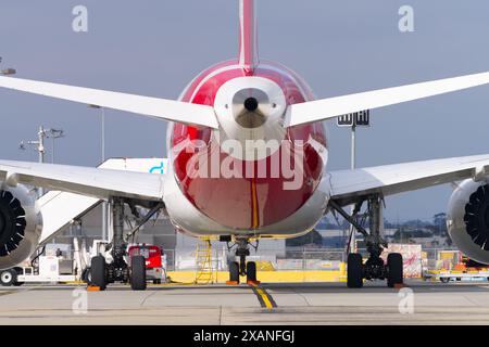 Vue abstraite de l'empennage de l'avion montrant l'extérieur de l'aéroport, les moteurs à réaction, le carburant d'aviation sur la zone de taxi de piste, l'aéroport de Tullamarine, Melbourne. Banque D'Images