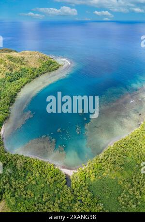 Un panorama aérien de la baie de Cetti entre les villages d'Agat et d'Umatac, sur la côte ouest de Guam, Micronésie, îles Mariannes, Océan Pacifique. Banque D'Images