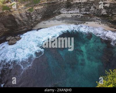 Vue panoramique aérienne de la plage de Kelingking sur l'île de Nusa Penida, Bali, Indonésie Banque D'Images