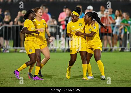 Cary, Caroline du Nord, États-Unis. 7 juin 2024. Les coéquipiers du Tampa Bay Sun FC célèbrent un but. Caroline du Nord courage a accueilli le Tampa Bay Sun FC au WakeMed Soccer Park à Cary, Caroline du Nord. (Crédit image : © Patrick Magoon/ZUMA Press Wire) USAGE ÉDITORIAL SEULEMENT! Non destiné à UN USAGE commercial ! Banque D'Images