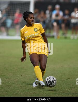 Cary, Caroline du Nord, États-Unis. 7 juin 2024. La défenseuse du Sun FC de Tampa Bay, KAYLA MILLS, passe à un coéquipier sur la ligne de touche. Caroline du Nord courage a accueilli le Tampa Bay Sun FC au WakeMed Soccer Park à Cary, Caroline du Nord. (Crédit image : © Patrick Magoon/ZUMA Press Wire) USAGE ÉDITORIAL SEULEMENT! Non destiné à UN USAGE commercial ! Banque D'Images