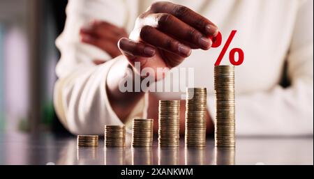 Calculez vos économies : comptable agréé analysant les factures pour les taux d'escompte dans une firme d'assurance d'entreprise, femme afro-américaine. Banque D'Images