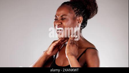 Femme dans la douleur de l'inflammation de la glande reçoit le traitement pour la thyroïde et les problèmes de glande salivaire à la clinique oncologique. Banque D'Images