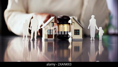 Avocat de divorce présentant l'affaire dans la salle d'audience avec le juge, bataille de garde sur la maison familiale et les enfants, représentation juridique nécessaire. Banque D'Images
