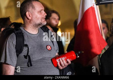 Cracovie, Pologne. 07 juin 2024. Un homme tient un extincteur avec un autographe de Grzegorz Braun, membre du Parlement polonais (Sejm) lors d'une campagne électorale du Parlement européen sur la place principale de la vieille ville de Cracovie. Le député Grzegorz Braun est surtout connu pour éteindre les lumières Hanukkah avec un extincteur dans le bâtiment polonais Sejm. Grzegorz Braun est l'un des politiciens polonais les plus radicaux représentant un parti politique d'extrême droite - Konfederacja, qui gagne du soutien en Pologne. Crédit : SOPA images Limited/Alamy Live News Banque D'Images