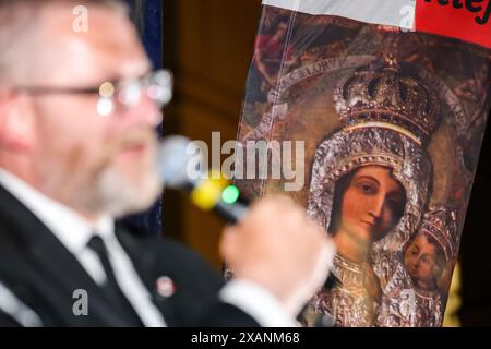 Cracovie, Pologne. 07 juin 2024. Grzegorz Braun, membre du Parlement polonais (Sejm), s’adresse à des partisans à côté d’une image de Sainte Marie lors d’une campagne électorale du Parlement européen sur la place principale de la vieille ville de Cracovie. Grzegorz Braun est l'un des politiciens polonais les plus radicaux et représente un parti politique d'extrême droite - Konfederacja, qui gagne du soutien en Pologne. Crédit : SOPA images Limited/Alamy Live News Banque D'Images