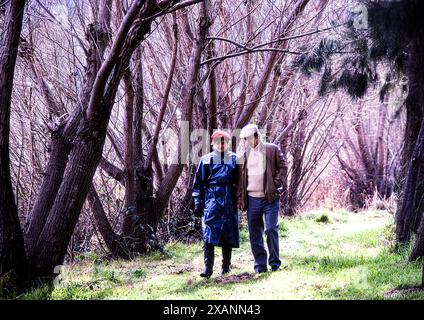 Couple en conversation tout en se promenant dans la campagne sur les rives du lac Burley Griffin pendant l'hiver à Canberra Banque D'Images