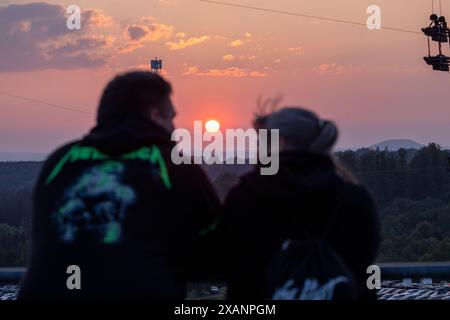 Rock am Ring, Festival Tag 1, Nürburgring, 07.-09.06.2024 Adenau, Deutschland - 7,6.2024, fans zum Sonnenuntergang BEI Rock am Ring. DAS Festival Find Banque D'Images