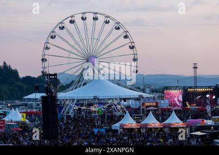 Rock am Ring, Festival Tag 1, Nürburgring, 07.-09.06.2024 Adenau, Deutschland - 7,6.2024: Überblick mit Riesenrad und Essensständen BEI Rock am Ring. Banque D'Images