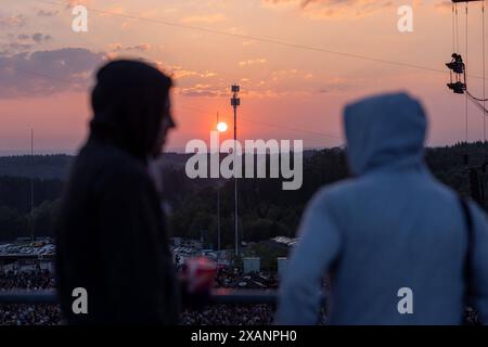 Rock am Ring, Festival Tag 1, Nürburgring, 07.-09.06.2024 Adenau, Deutschland - 7,6.2024, fans zum Sonnenuntergang BEI Rock am Ring. DAS Festival Find Banque D'Images