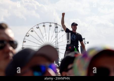 Rock am Ring, Festival Tag 1, Nürburgring, 07.-09.06.2024 Adenau, Deutschland - 7,6.2024, fan auf Schultern vor Riesenrad BEI Rock am Ring. DAS Festiv Banque D'Images