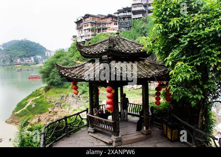 Voyageur chinois visite le repos se détendre dans le pavillon point de vue de paysage de cascade rivière youshui dans l'antique Furong Zhen et Tujia antique à Banque D'Images