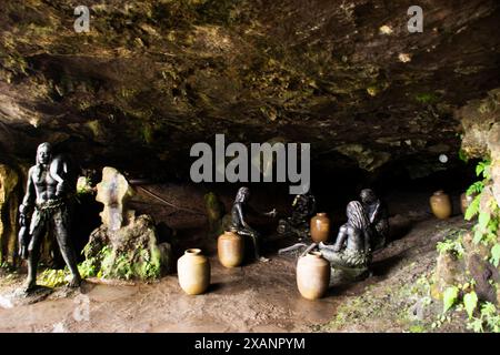 Archaïque humains Neanderthal antique statue dans la grotte en pierre chutes sous-marines de Furong Zhen et Tujia ville antique pour les voyageurs chinois visite de voyage Banque D'Images