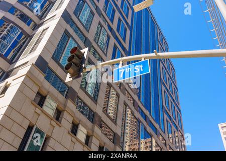 Panneau de la 7e rue affiché sur un feu de circulation à Los Angeles contre la toile de fond architecturale d'un bâtiment de la ville. Banque D'Images