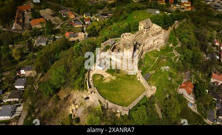 Majestueux château de Bolkow se dresse fièrement en basse Silésie, Pologne, capturé par drone. Banque D'Images