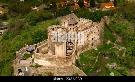 Majestueux château de Bolkow se dresse fièrement en basse Silésie, Pologne, capturé par drone. Banque D'Images