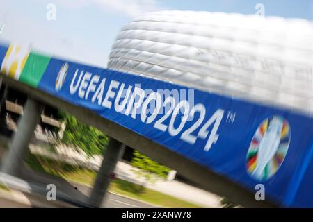 Munich, Allemagne. 07 juin 2024. La marque et le design de l'UEFA EURO 2020 sont présentés devant l'arène de football de Munich le 7 juin 2024 à l'approche d'une conférence de presse pour présenter le concept de sécurité pour le Championnat d'Europe de football dans l'arène de football de Munich (Bavière). (Tourné avec une vitesse d'obturation lente) le Championnat d'Europe de football débute dans le stade de football le 14 juin avec le match d'ouverture crédit : Matthias Balk/dpa/Alamy Live News Banque D'Images