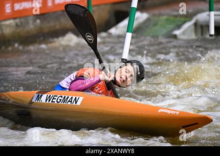 Martina Wegman, des pays-Bas, participe à la course de qualification féminine K1 lors de la Coupe du monde de slalom de canoë ICF 2024 Prague, République tchèque, juin Banque D'Images