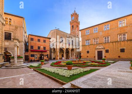 Toscane, Italie. Palazzo Comunale et Palazzo Vescovile à Pienza, province de Sienne. Banque D'Images