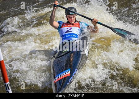 Prague, République tchèque. 08 juin 2024. Mallory Franklin, de Grande-Bretagne, participe à la course de qualification C1 femme lors de la Coupe du monde de slalom de canoë ICF 2024 Prague, République tchèque, le 8 juin 2024. Crédit : vit Simanek/CTK photo/Alamy Live News Banque D'Images