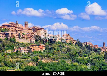 Montepulciano, Toscane, Italie. Vue sur la ville depuis la campagne. Banque D'Images