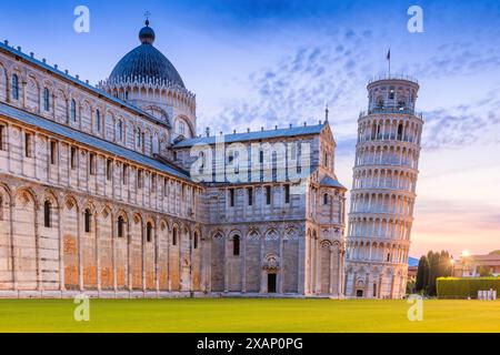 Tour penchée de Pise et cathédrale de Pise au lever du soleil. Pise, Italie. Banque D'Images