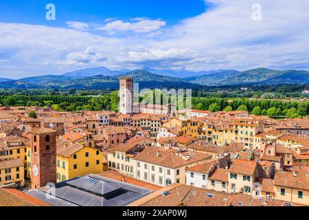 Lucques, Toscane, Italie. Vue aérienne de la ville depuis la tour Guinigi. Banque D'Images