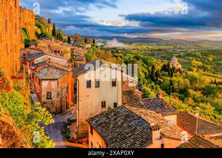 Montepulciano, Toscane, Italie. Vue de la ville de la campagne autour de Montepulciano. Banque D'Images