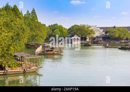 Bateaux traditionnels en bois sur le lac dans le village ouest de Wuzhen, Chine Banque D'Images