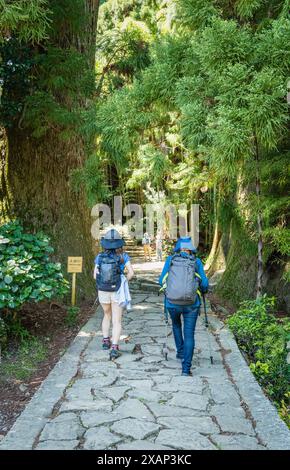 Nachi-Katsuura, Japon -05.09.2024, vue arrière avec deux randonneuses non identifiables au départ de la route de pèlerinage de Kumano Kodo. Banque D'Images