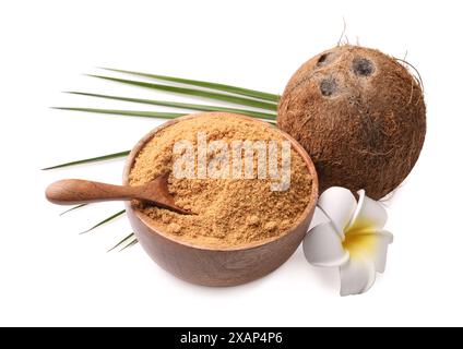 Sucre de coco dans un bol, cuillère, fruit et belle fleur de plumeria isolé sur blanc Banque D'Images