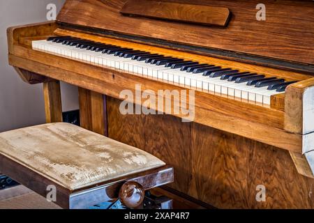 Vieux piano en bois, prêt à jouer Banque D'Images