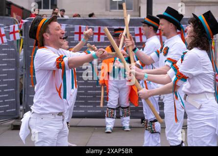 The Bower Street Morris Dancers de Margate, se produisant à la célébration annuelle du jour George's Day du maire de Londres à Trafalgar Square, Londres. Banque D'Images