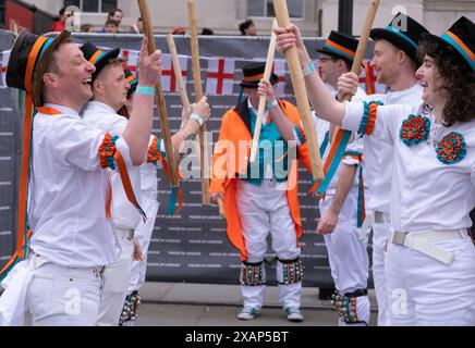 The Bower Street Morris Dancers de Margate, se produisant à la célébration annuelle du jour George's Day du maire de Londres à Trafalgar Square, Londres. Banque D'Images