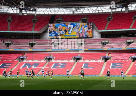 Un hommage à Rob Burrow est montré sur grand écran après 7 minutes lors de la finale du Steven Mullaney Memorial Game au stade de Wembley, à Londres. Date de la photo : samedi 8 juin 2024. Banque D'Images