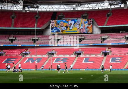 Un hommage à Rob Burrow est montré sur grand écran après 7 minutes lors de la finale du Steven Mullaney Memorial Game au stade de Wembley, à Londres. Date de la photo : samedi 8 juin 2024. Banque D'Images