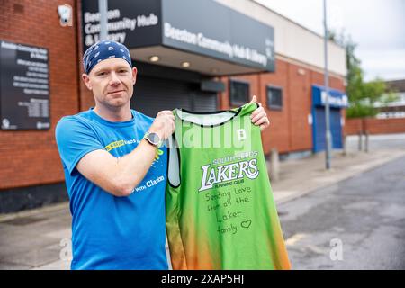 Leeds, Royaume-Uni. 8 juin 2024. Les membres du club de course des South Leeds Lakers organisent une course au Headingley Stadium pour déposer un gilet de club pour Rob Burrow. Dirigé par le bénévole Richard Harrison (gilet de retenue). Crédit Paul Whitehurst/PBW Media/Alamy Live News Banque D'Images