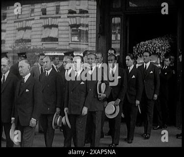 Un groupe de deuils dont l'acteur Douglas Fairbanks assiste aux funérailles de Rudolph Valentino, 1926. « Il était l'idole de millions d'écrans - du nombre de millions que nous devions découvrir... quand un jour en 1926, de façon inattendue, il mourut. Des amis célèbres tels que Douglas Fairbanks marchaient avec le cercueil, et pour un nombre incalculable de femmes du monde entier, c'était comme si leur cœur s'était arrêté... 100 000 bordaient la route...'. De "Time to Remember 1926 - Short Sharp Shower"- Reel 1 ; un documentaire sur 1926 - grève générale, politique internationale, danse, météo et record Break Banque D'Images