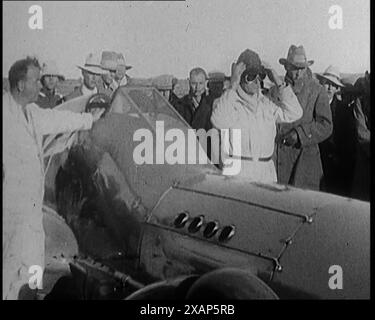 Malcolm Campbell avec Blue Bird/Bluebird en Afrique du Sud, 1929. Le major Segrave a battu le record mondial de vitesse terrestre à 232 km/h. Malcolm Campbell, qui sortait avec son Bluebird en Afrique du Sud, a trouvé sa chance contre lui. De "Time to Remember - 1929 le temps de la Maison à Bognor" - bobine 1 ; un documentaire sur le monde en 1929. Maladie du roi George V &amp ; dépression économique. Banque D'Images
