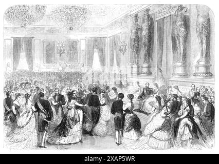 Bal d'État aux Tuileries [Palais, à Paris] : présentations à l'Empereur et à l'Impératrice avant le bal, 1869. 'Le bal... a lieu dans la salle des Marechaux, un vaste salon... cette salle est la plus grande des Tuileries ; mais, malgré sa taille, la foule est souvent si grande que la danse devient une impossibilité, bien que de nombreux chambellains en uniforme écarlate, et les huissiers, avec leur cou encerclé par des chaînes d'argent massy, font continuellement tout leur possible pour maintenir un espace dégagé... le quadrille d'honneur, dont les personnes participant sont toujours désignées par l'empereur, est usua Banque D'Images