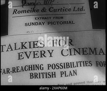 Un plan du film Weekly. Le titre est le suivant : « Talkies for Every Cinema. Far Reaching Possibilities for British Plan », 1929. Fin de l'ère du film muet - avènement du cinéma avec le son. De "Time to Remember - 1929 le temps de la Maison à Bognor" - Reel 2 ; un documentaire sur le monde en 1929. Maladie du roi George V &amp ; dépression économique. Banque D'Images