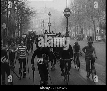 Coureurs skiant à travers Paris, France sur des skis à roues, 1929. Les gens skient dans les rues de Paris sur roues. De "Time to Remember - 1929 le temps de la Maison à Bognor" - Reel 4 ; un documentaire sur le monde en 1929. Maladie du roi George V &amp ; dépression économique. Banque D'Images