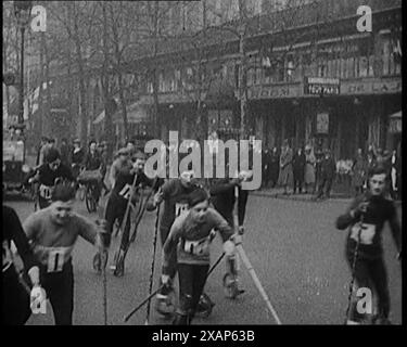 Coureurs skiant à travers Paris, France sur des skis à roues, 1929. Les gens skient dans les rues de Paris sur roues. De "Time to Remember - 1929 le temps de la Maison à Bognor" - Reel 4 ; un documentaire sur le monde en 1929. Maladie du roi George V &amp ; dépression économique. Banque D'Images