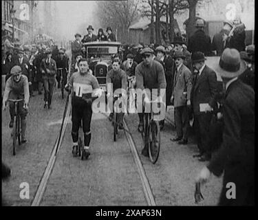 Coureurs skiant à travers Paris, France sur des skis à roues, 1929. Les gens skient dans les rues de Paris sur roues. De "Time to Remember - 1929 le temps de la Maison à Bognor" - Reel 4 ; un documentaire sur le monde en 1929. Maladie du roi George V &amp ; dépression économique. Banque D'Images