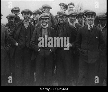 Groupe de mineurs posant pour la caméra, 1929. La Grande dépression. « En Grande-Bretagne, le roi [George V] était malade et en convalescence, alors à sa place, le prince de Galles est descendu inspecter les pires endroits pour voir par lui-même... « il faut faire quelque chose », dit-il. De "Time to Remember - 1929 le temps de la Maison à Bognor" - Reel 4 ; un documentaire sur le monde en 1929. Maladie du roi George V &amp ; dépression économique. Banque D'Images