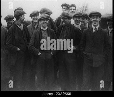 Groupe de mineurs posant pour la caméra, 1929. La Grande dépression. « En Grande-Bretagne, le roi [George V] était malade et en convalescence, alors à sa place, le prince de Galles est descendu inspecter les pires endroits pour voir par lui-même... « il faut faire quelque chose », dit-il. De "Time to Remember - 1929 le temps de la Maison à Bognor" - Reel 4 ; un documentaire sur le monde en 1929. Maladie du roi George V &amp ; dépression économique. Banque D'Images