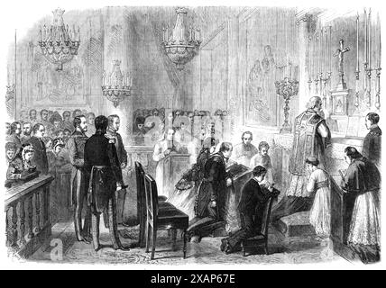 Grande messe dans la chapelle des Tuileries [Palais, à Paris], 1869. 'Cette saison, quelque chose de l'ancien état du Grand Monarque a été relancé aux messes musicales... normalement, quand ils assistaient à la messe, l'empereur, l'impératrice et le prince impérial... occuperaient des places à l'extrémité la plus éloignée de la galerie... mais maintenant, quand les grandes messes récemment inaugurées sont célébrées, la famille Impériale occupe le prie-dieu placé pour eux sur le plancher de la chapelle, à quelques pas de l'autel lui-même...L'Empereur est en uniforme militaire, l'Impératrice en robe &#xe0 ; traine [ie une robe avec un train] Banque D'Images