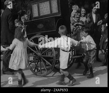 Un groupe d'enfants civils dansant autour d'un Hurdy Gurdy, années 1920 De "Time to Remember - Teenage Flapper", années 1920 (Reel 1) ; un dcumentaire sur la vie des femmes dans les années 1920 - grand commentaire de Joyce Grenfell. Banque D'Images